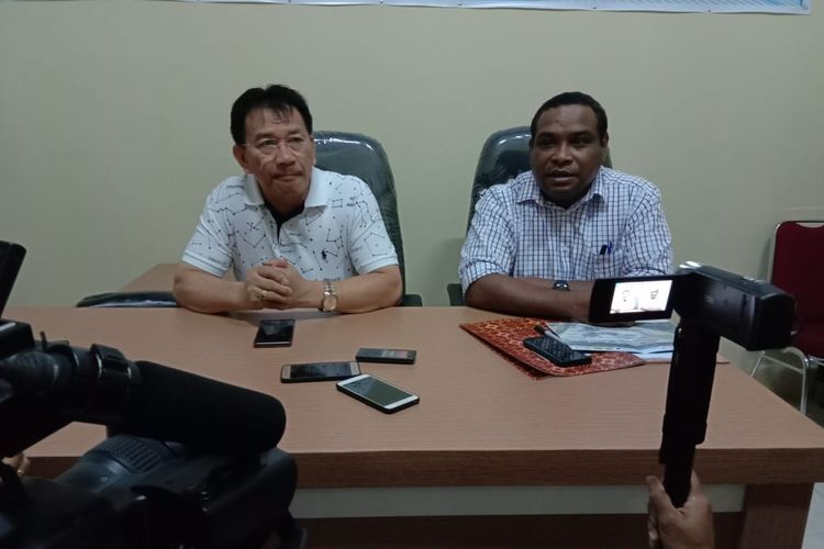 KETERANGAN PERS PON - Ketua Harian PB PON Sub Mimika Mathen Paiding dan Sekretaris PB PON Sub Mimika Cessar Avianto Tunya saat memberikan keterangan pers persiapan PON, Rabu (26/6/2019)  