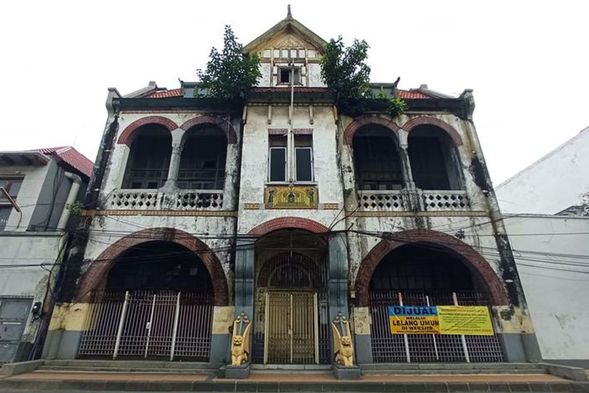 Gedung Algemene atau yang akrab dijuluki 'Gedung Singa' di jantung kota tua Surabaya. Arsiteknya, Hendrik Petrus Berlage, Bapak Arsitektur Modern di Belanda.