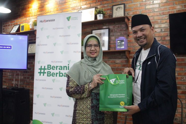 Direktur Mobilisasi Zakat Infak Sedekah (ZIS) Dompet Dhuafa, Yuli Pujihardi berfoto bersama Ketua Humanesia Dompet Dhuafa, Muhammad Ikhsan usai diskusi kemanusiaan dalam rangka memperkenalkan kampanye Berani Berbagi dari Dompet Dhuafa di program Humanesia 2019, dengan mengambil tempat di Bakso Boedjangan Pejaten, Jakarta Selatan, Selasa (12/6/2019).