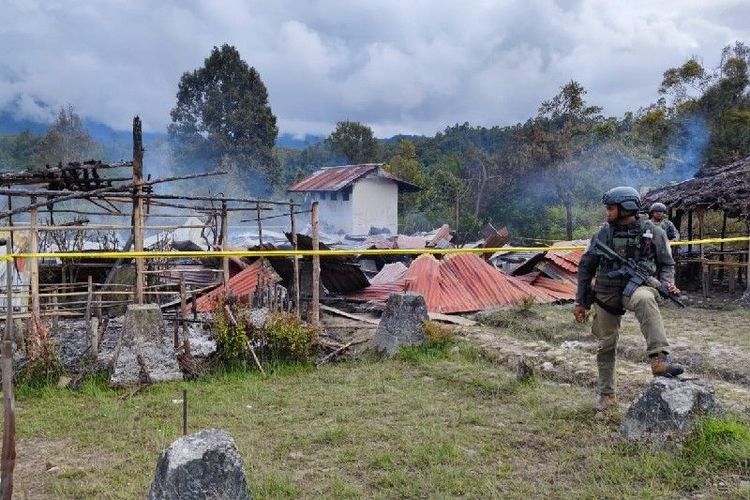 SMA Negeri 1 Oksibil, Kabupaten Pegunungan Bintang, Papua, dibakar KKB. 