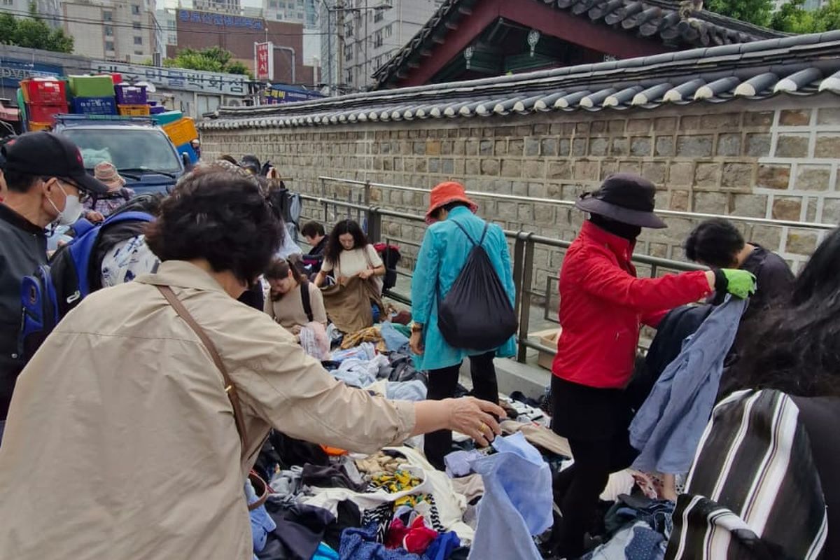 Jelajahi Harta Karun Tersembunyi di Pasar Loak Dongmyo, Korea Selatan