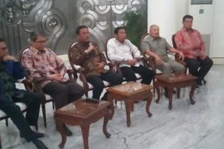 Pimpinan DPRD DKI Jakarta usai bertemu Wakil Presiden Jusuf Kalla terkait kisruh APBD DKI Jakarta, di Kantor Wapres, Jakarta, Senin (23/3/3015)