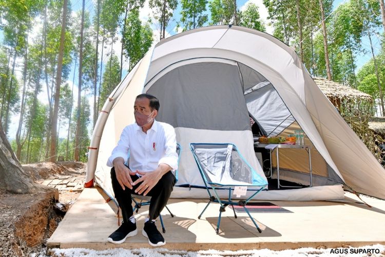 Presiden Joko Widodo tampak duduk di depan tenda untuk menginap di kawasan IKN, Sepaku, Penajam Paser Utara, Kalimantan Timur, Senin (14/3/2022).