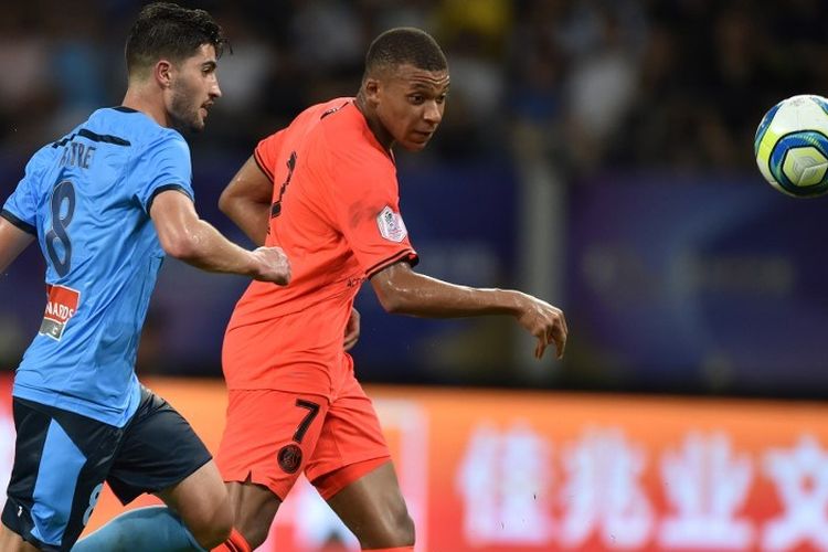 Kylian Mbappe melepas tembakan pada pertandingan PSG vs Sydney FC di Suzhou Olympic Sports Center, 30 Juli 2019.  