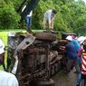 Jalan Licin, Mobil Boks Bermuatan Air Mineral Terguling di Baubau