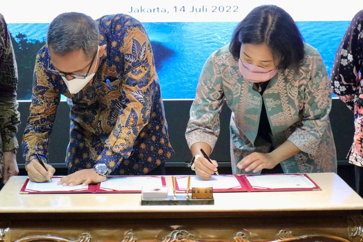 Penandatanganan NKB tentang penguatan pengelolaan sumber daya maritim dan aksi perubahan iklim untuk ekonomi biru dilakukan oleh Deputi Bidang Koordinasi Sumber Daya Maritim, Jodi Mahardi dengan Ketua Pengurus Konservasi Indonesia, Meizani Irmadhiany di Jakarta, Kamis (14/7/2022).