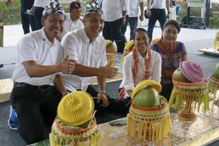 Menteri BUMN Rini M. Soemarno (dua dari kanan), saat berada di Balkondes yang ada di Desa Pinge, Tabanan, Bali. (foto; dok. PT Semen Indonesia)