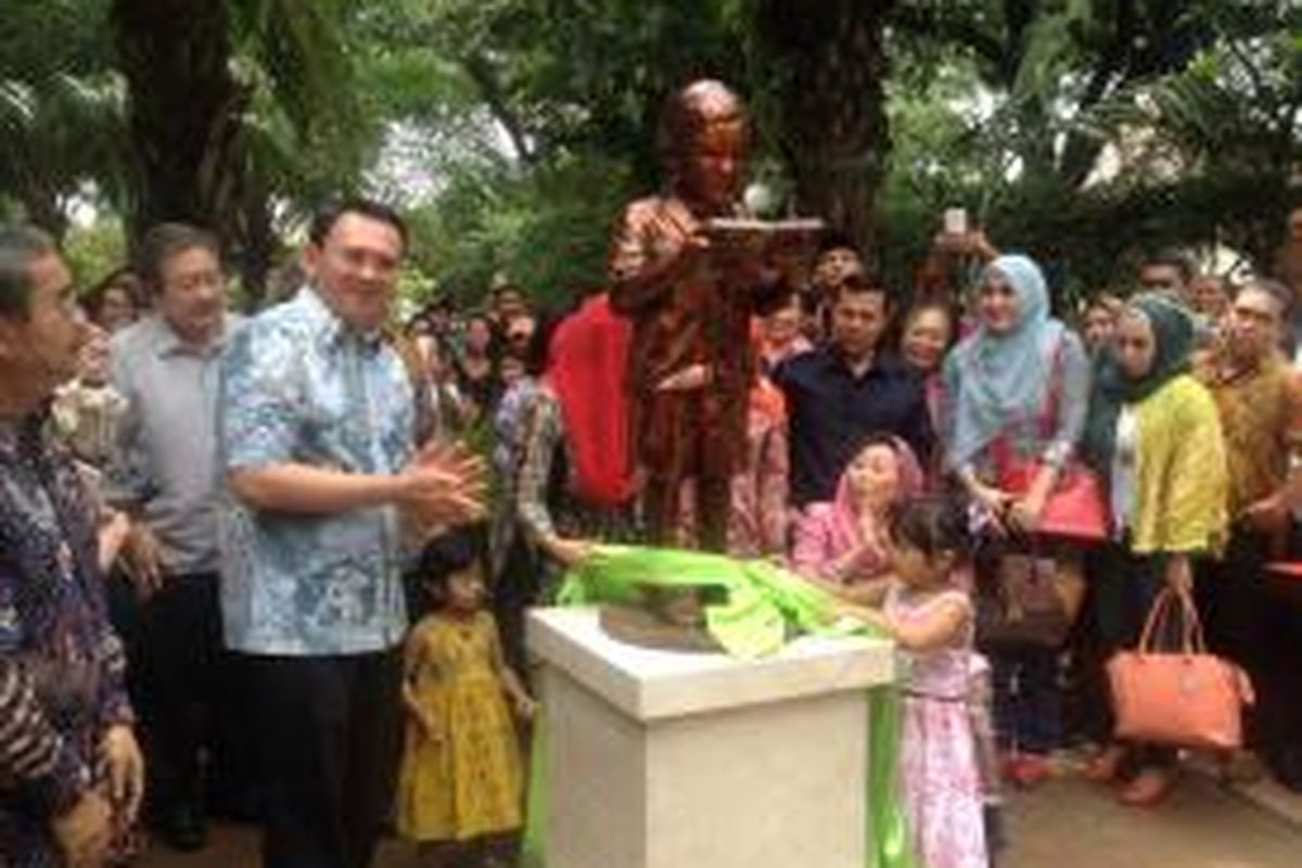 Gubernur DKI Jakarta Basuki Tjahaja Purnama meresmikan Patung Gus Dur Kecil di Taman Amir Hamzah, Jakarta Pusat, Sabtu (25/4/2015) siang.