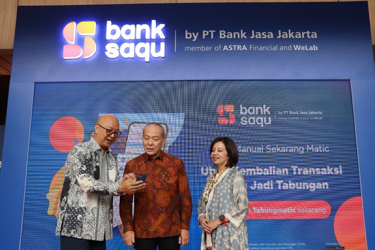 Direktur Astra sekaligus Director In Charge Astra Financial Suparno Djasmin (tengah) saat mengunjungi booth Bank Saqu di Pre-function Hall 8 didampingi Presiden Direktur PT Bank Jasa Jakarta Leo Koesmanto dan Direktur Bisnis PT Bank Jasa Jakarta Leka Madiadipoera. 