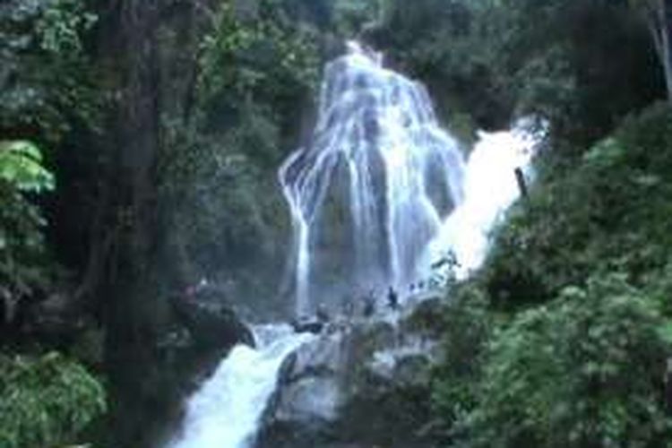 Air Terjun Limbong Komandan di Desa Riso, Kecamatan Tapango, Polewali Mandar, Sulawesi Barat, di-launching Dinas Pariwisata Polewali Mandar sebagai salah satu destinasi wisata yang menarik untuk dikunjungi. 