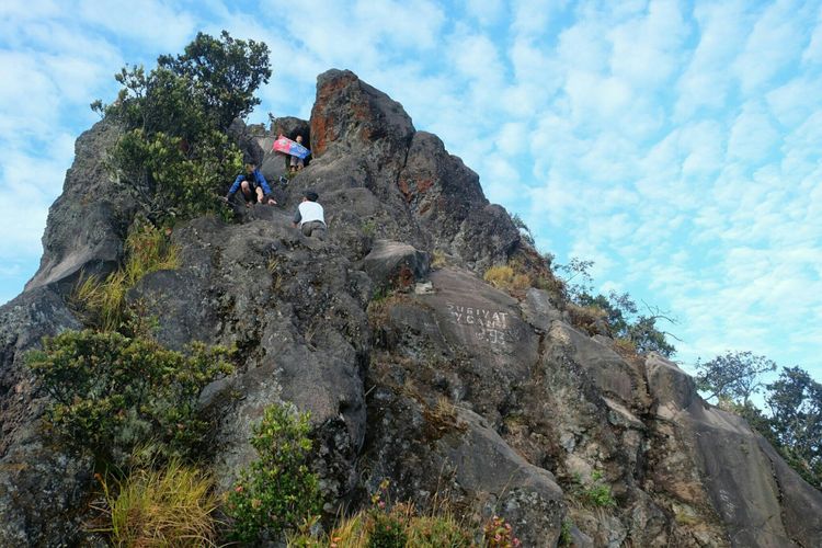 Puncak Rajawali Gunung Sumbing. Jalur Bowongso merupakan jalur yang paling dekat dengan puncak ini.