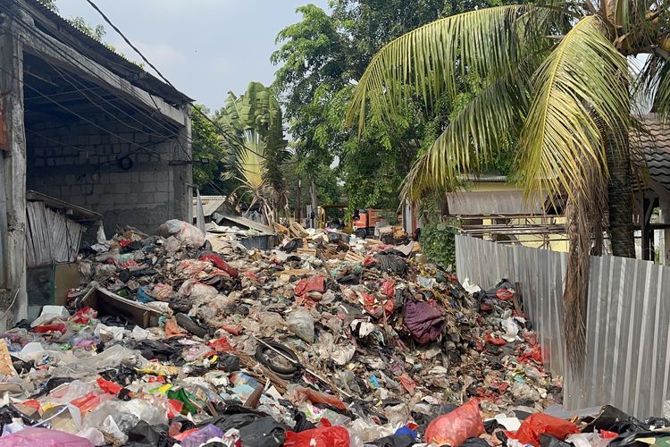 Tumpukan Sampah di SDN Kedaung Kali Angke 140 Ton, Alat Berat Dikerahkan