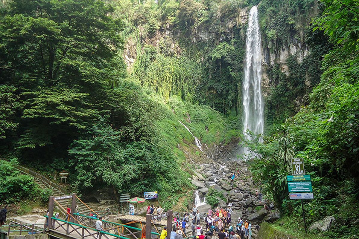 Air Terjun Grojogan Sewu yang berada di lereng Gunung Lawu.
