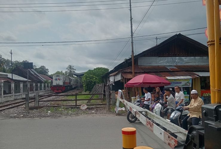 Tak Dapat THR, Tetap Diminta Masuk saat Lebaran: Nasib Seratusan Penjaga Perlintasan Kereta di Sumbar