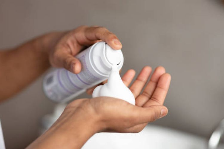 Selain Buat Kumis, 8 Barang Ini Bisa Dibersihkan Pakai Krim Cukur 