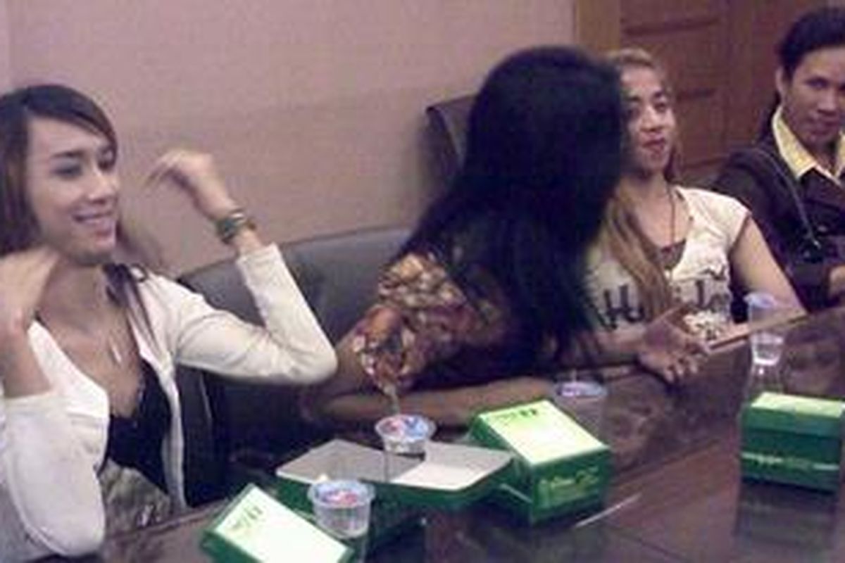 Forum Komunikasi Waria Se-Indonesia, Selasa (22/2/2011), mengadu ke Kepala Satpol PP, Effendi Anas agar razia Satpol PP tidak lagi menggunakan kekerasan.