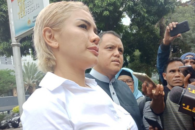 Artis Nikita Mirzani saat memenuhi panggilan Polda Metro Jaya terkait kasus ujaran kebencian, Senin (26/2/2018).