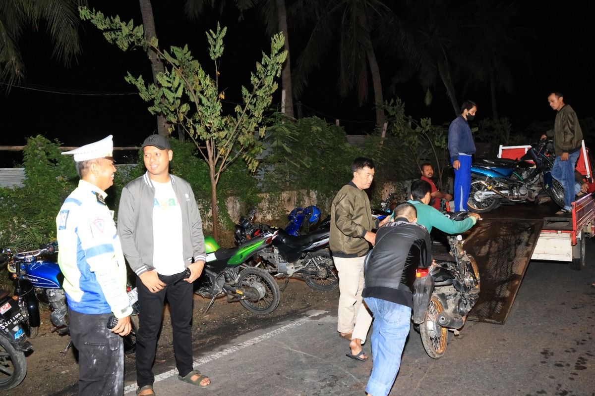 Ratusan sepeda motor yang melanggar aturan dan ditinggalkan para jokinya di lokasi aksi balap liar di Jalan Raya Deandles Tuban, Palang, Jawa Timur, diangkut dan dibawa ke Mapolres Tuban. Minggu (16/4/2023).