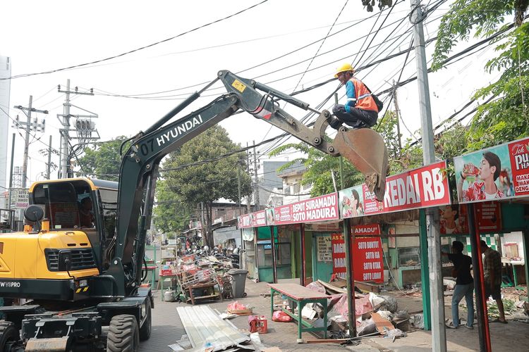 Pemkot Surabaya Tertibkan 35 Bangunan PKL di Embong Blimbing, Ini Alasannya
