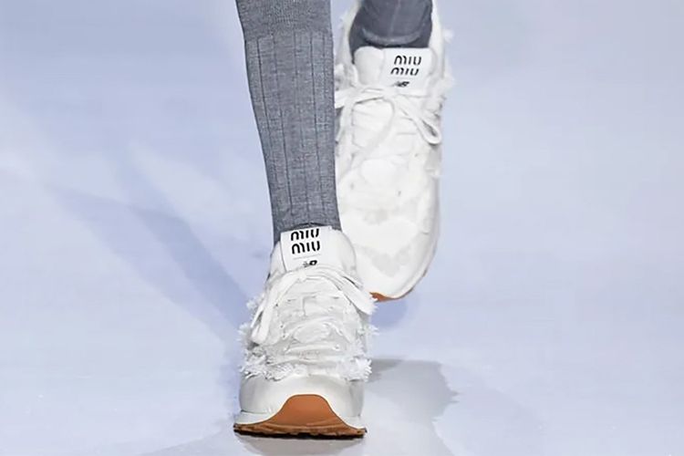 Alas kaki Miu Miu di Paris Fashion Week