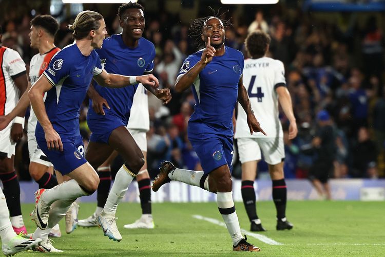 Gelandang Chelsea, Raheem Sterling (kanan), melakukan selebrasi setelah mencetak gol ke gawang Luton Town pada pekan ketiga Premier League di Stamford Bridge, London, Jumat (25/8/2023) atau Sabtu dini hari WIB.