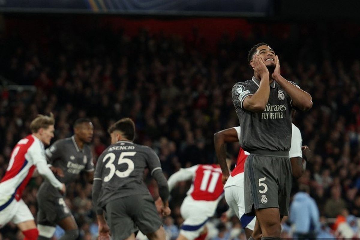 Jude Bellingham bereaksi setelah gagal mencetak gol dalam pertandingan leg pertama perempat final Liga Champions antara Arsenal vs Real Madrid, di Stadion Emirates, di London, pada 8 April 2025. (Photo by Adrian Dennis / AFP)