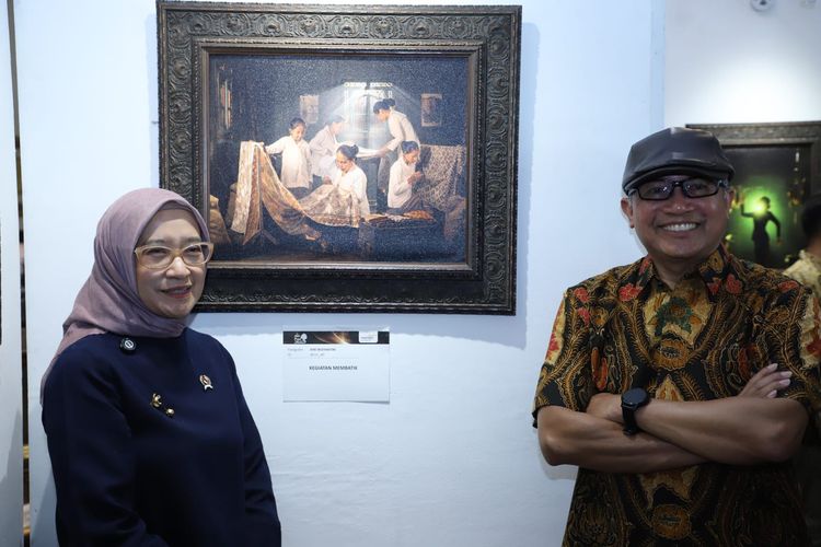 Menteri PANRB Rini Widyantini menampilkan karya foto bertema aktivitas membatik yang merefleksikan ketekunan dan nilai budaya.