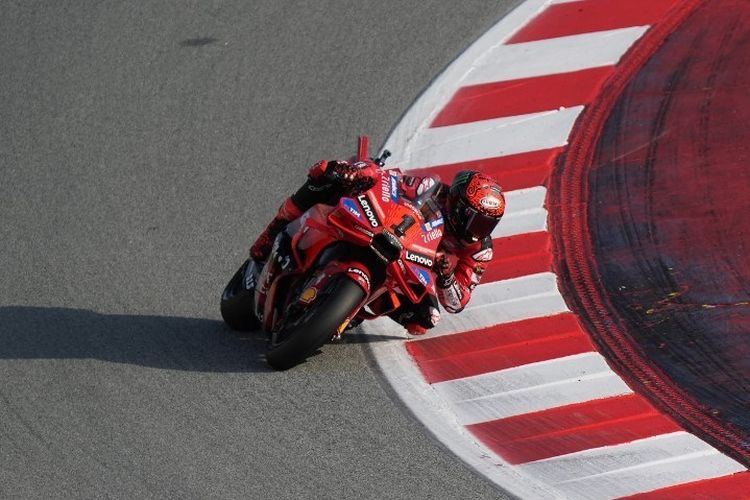 Aksi pebalap Ducati Lenovo Team, Francesco Bagnaia, dalam rangkaian MotoGP Barcelona 2024 di Sirkuit Barcelona-Catalunya, 15 November 2024. (Photo by Manaure Quintero / AFP)