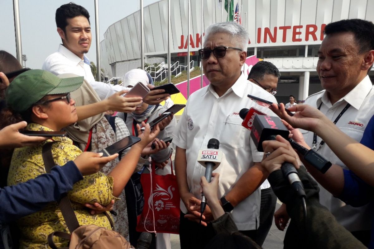 Direktur Utama PT Jakarta Propertindo memberikan keterangan kepada wartawan seusai menghadiri peresmian Jakarta International Velodrome di Rawamangun, Rabu (15/4/2018).