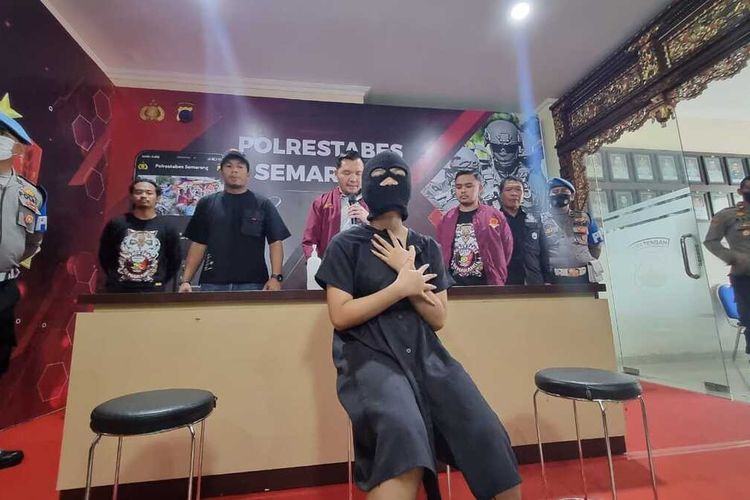 Pelaku penusukan AGP (16) menghadiri konferensi pers di Polrestabes Semarang, Jumat (10/3/2023).