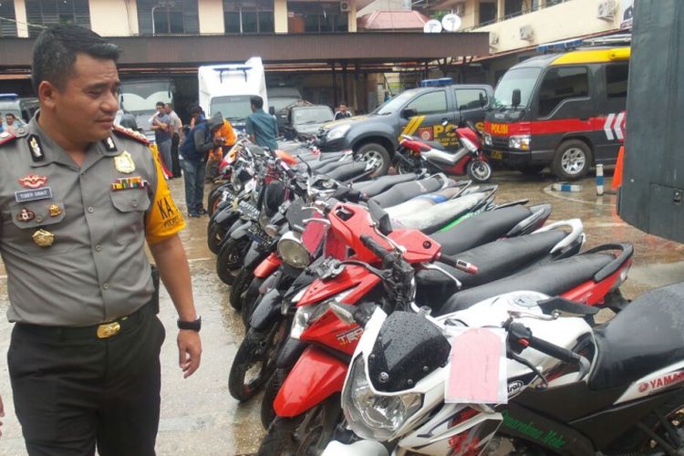 Kapolres Kota Jayapura AKBP Tober Sirait menunjukkan 30 unit motor hasil curian sindikat curanmor di Mapolres Kota Jayapura, Jumat (24/3).