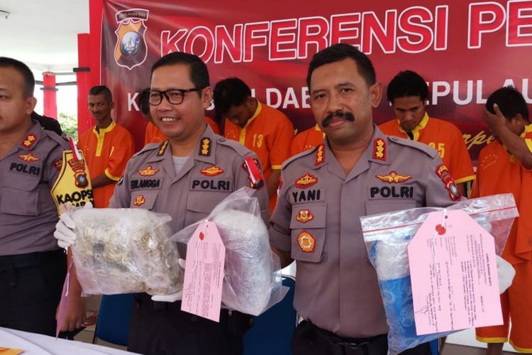 Direktur Ditresnarkoba Polda Kepri Kombes K Yani Sudarto yang didampingi Kabid Humas Polda Kepri Kombes S Erlangga menunjukan barang bukti 4,3 Kg sabu yang berhasil diamankan dari WN Malaysia