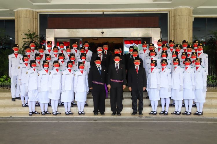 Walikota Kota Administrasi Jakarta Utara, Ali Maulana Hakim mengukuhkan 42 anggota Pasukan Pengibar Bendera Pusaka (Paskibraka) tingkat Kota Administrasi Jakarta Utara Tahun 2021.