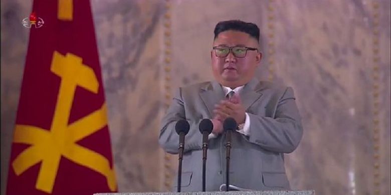 Pemimpin Korea Utara Kim Jong Un ketika bertepuk tangan saat memberikan pidato dalam parade militer merayakan 75 tahun Partai Buruh di Lapangan Kim Il Sung, Pyongyang, 10 Oktober 2020.