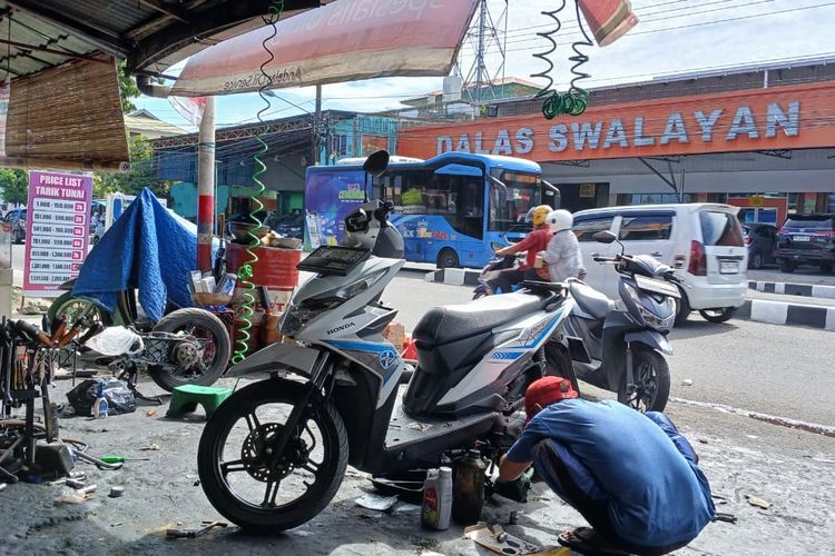 Omzet Bengkel di Padang Turun, Oli Motor Naik Tiga Kali dalam Sebulan
