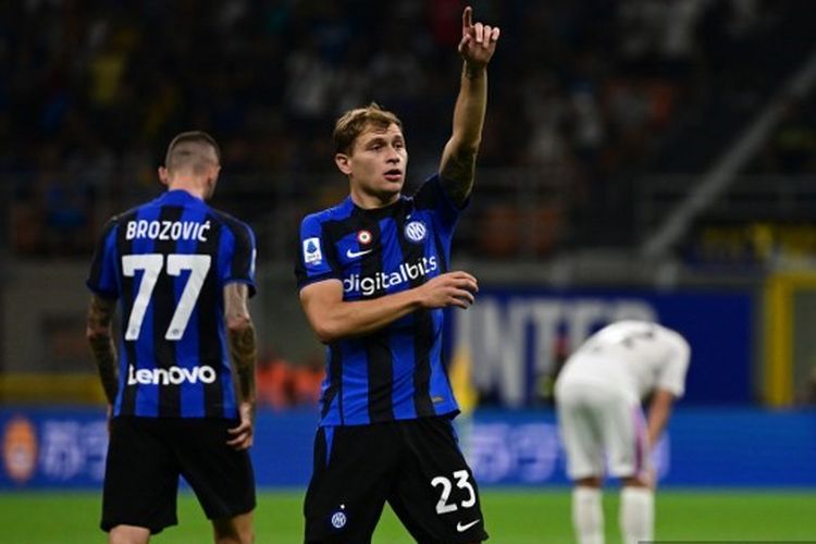 Nicolo Barella usai mencetak gol voli ke gawang Cremonese pada lanjutan Liga Italia 2022-2023. Laga Inter vs Cremonese yang digelar di Stadion Giuseppe Meazza, Rabu (31/8/2022) dini hari WIB berakhir dengan kemenangan tuan rumah. (Photo by MIGUEL MEDINA / AFP)