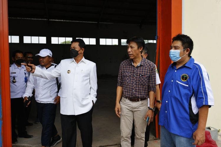 CEK—Wali Kota Madiun, Maidi mengecek kesiapan investor yang memproduksi beras porang di Kota Madiun, Kamis (4/8/2022).
