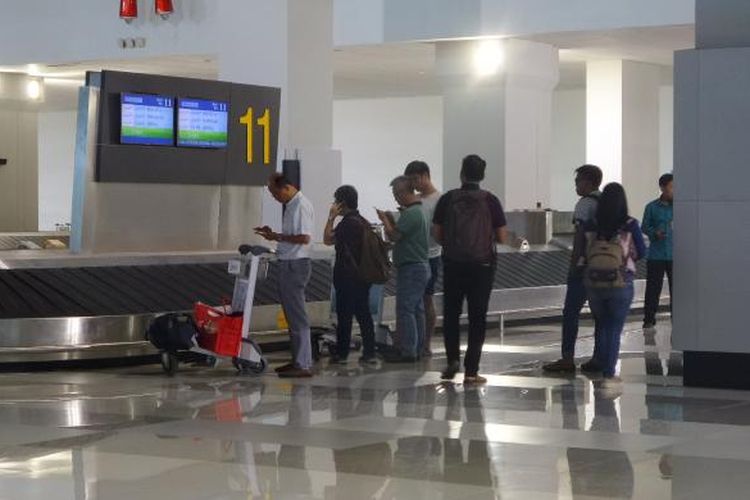 Sejumlah penumpang tampak menunggu barang bawaannya di area baggage claim Terminal 3 New Bandara Soekarno-Hatta, Tangerang, Senin (15/8/2016). Layanan bagasi dengan sistem bagasi otomatis atau baggage handling system dikeluhkan sebagian besar penumpang. 