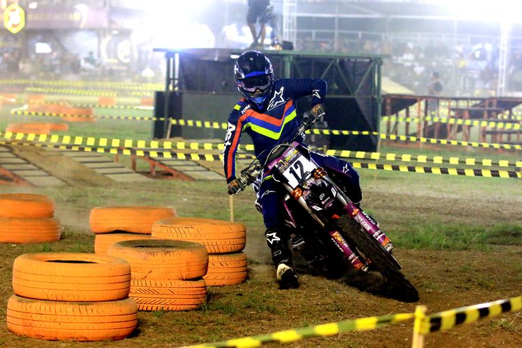 Crosser Latian Juan saat hari pertama ajang balap Trial Game Dirt 2023 seri enam di Sirkuit Lapangan Rampal, Malang, Jawa Timur, Jumat (3/11/2023) malam.