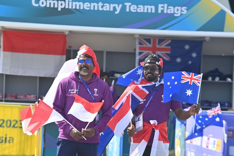 Dua suporter membawa bendera Indonesia dan Australia menjelang pertandingan Timnas Indonesia melawan Timnas Australia p