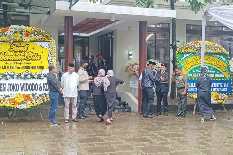 Menko PMK Muhadjir Effendy saat melayat ke rumah duka almarhum mantan Ketua BNPN Doni Monardo di Serpong Utara, Tangerang Selatan, Senin (4/12/2023).