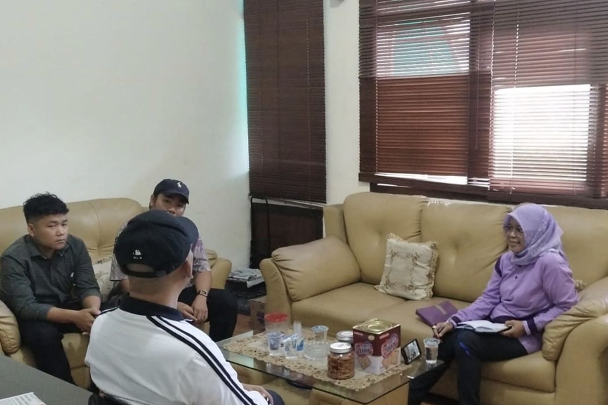 Ketua Tim Satgas MBG Bangkalan, Bambang Budi Mustika (baju putih) saat menemui SPPG Martajasah 