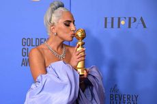 Digendong Penggemar, Lady Gaga Jatuh dari Panggung