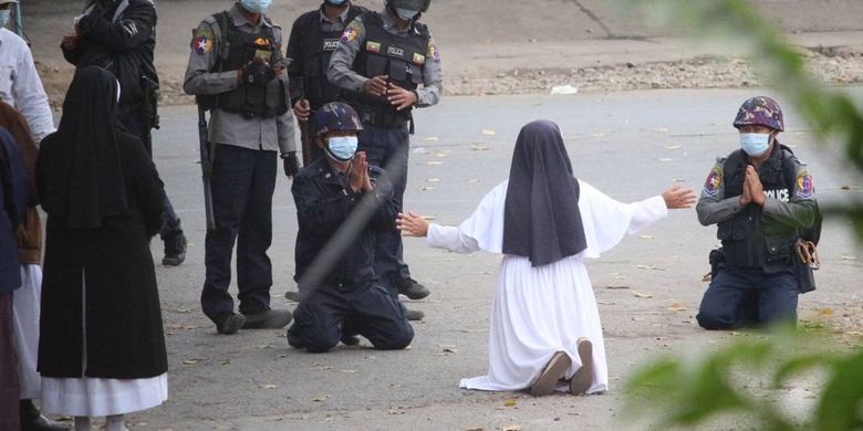 Sister Ann Roza tells of her courage to return to her knees in front of Myanmar officials Page all