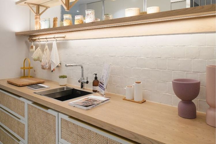 Gaya dapur modern Scandinavia bernuansa pastel dilengkapi kitchen sink BLANCO seri Dark Steel dan kran dapur pintar BLANCO E-VOL. 