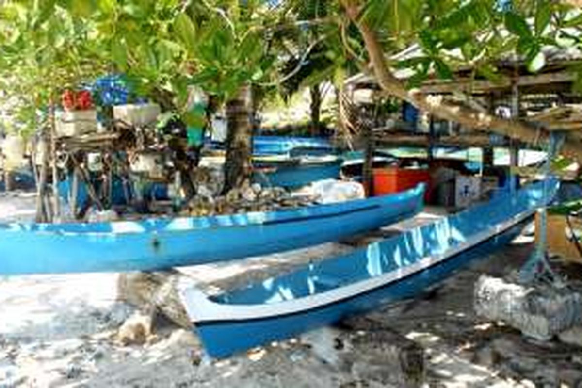 Perahu nelayan di Kampung Nelayan, Kelurahan Bone-bone, Kecamatan Batupoaro, Kota Baubau Sulawesi Tenggara, disimpan didaratan akibat cuaca buruk yang melanda di perairan laut lepas di sekitar pulau buton