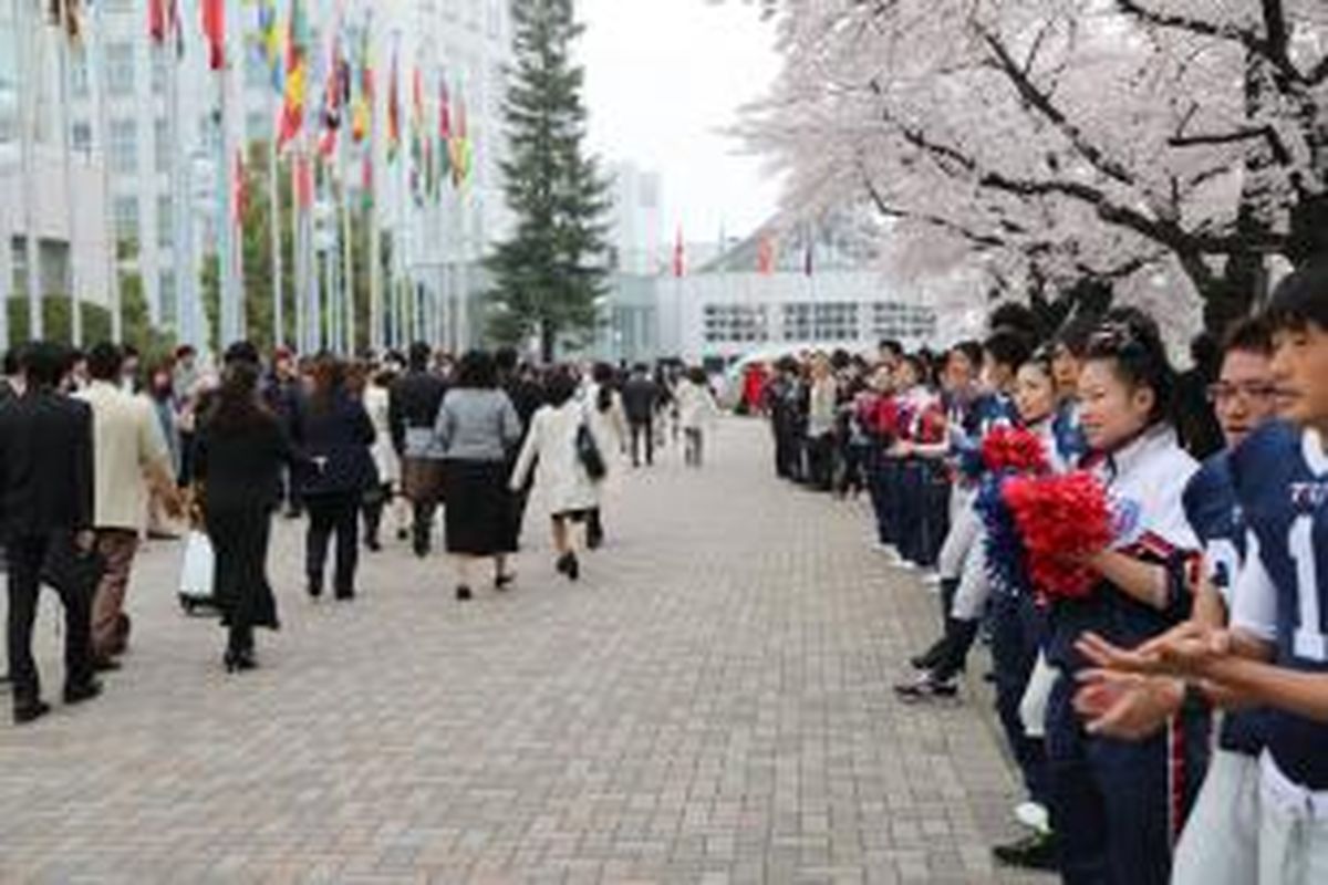 Pada upacara penerimaan mahasiswa tahun ajaran baru kali ini pun mahasiswa baru Tokyo International University (TIU) disambut bunga-bunga Sakura yang bermekaran dalam lingkungan kampus serta senyum hangat para seniornya. 