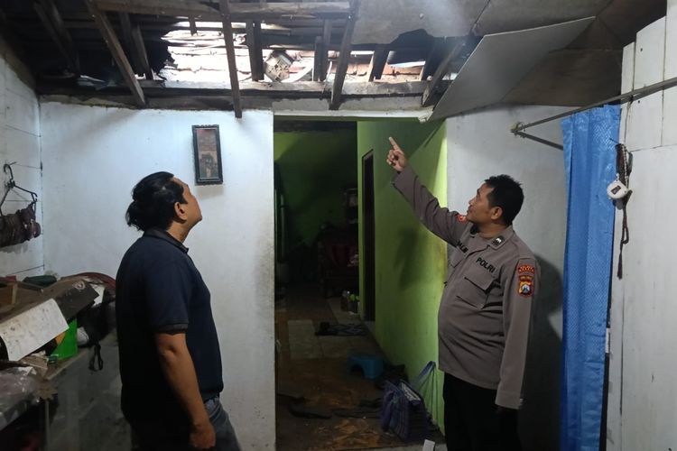 Balon Udara Petasan Meledak di Atap Rumah Warga Gresik, 2 Orang Terluka