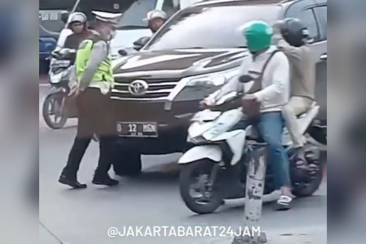 Petugas menghalangi pengendara mobil Fortuner yang melanggar rambu lalu lintas di ruas jalan kawasan Rawa Buaya, Jakarta Barat, Senin (20/3/2023) sore. 