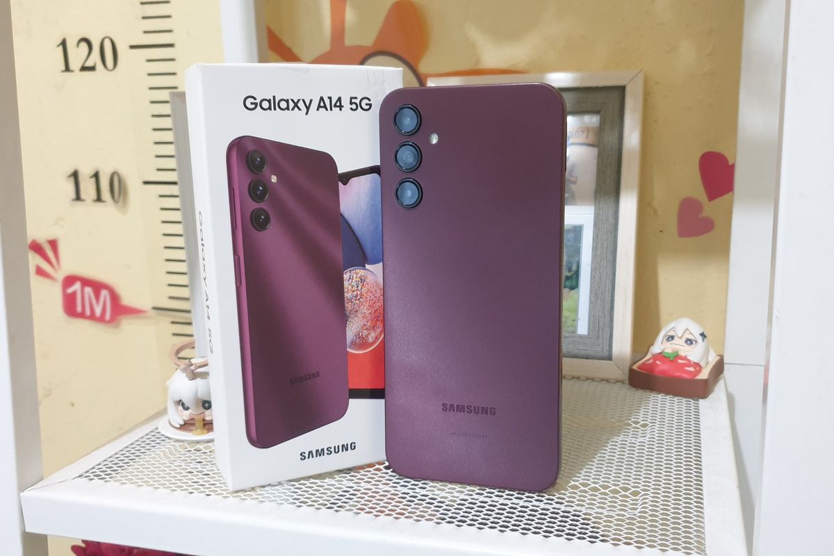 Ilustrasi Galaxy A14 5G bersama dengan kotak penjualannya. Sama seperti ponsel Galaxy A-Series masa kini, kotak penjualan Galaxy A14 5G terlihat ramping dan didominasi dengan warna putih.